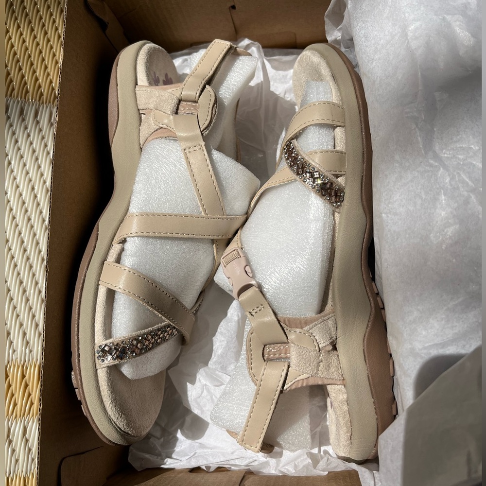 Skechers Women's Reggae Slim - Razzle Dazzle Sandal Women's NWB- Never worn